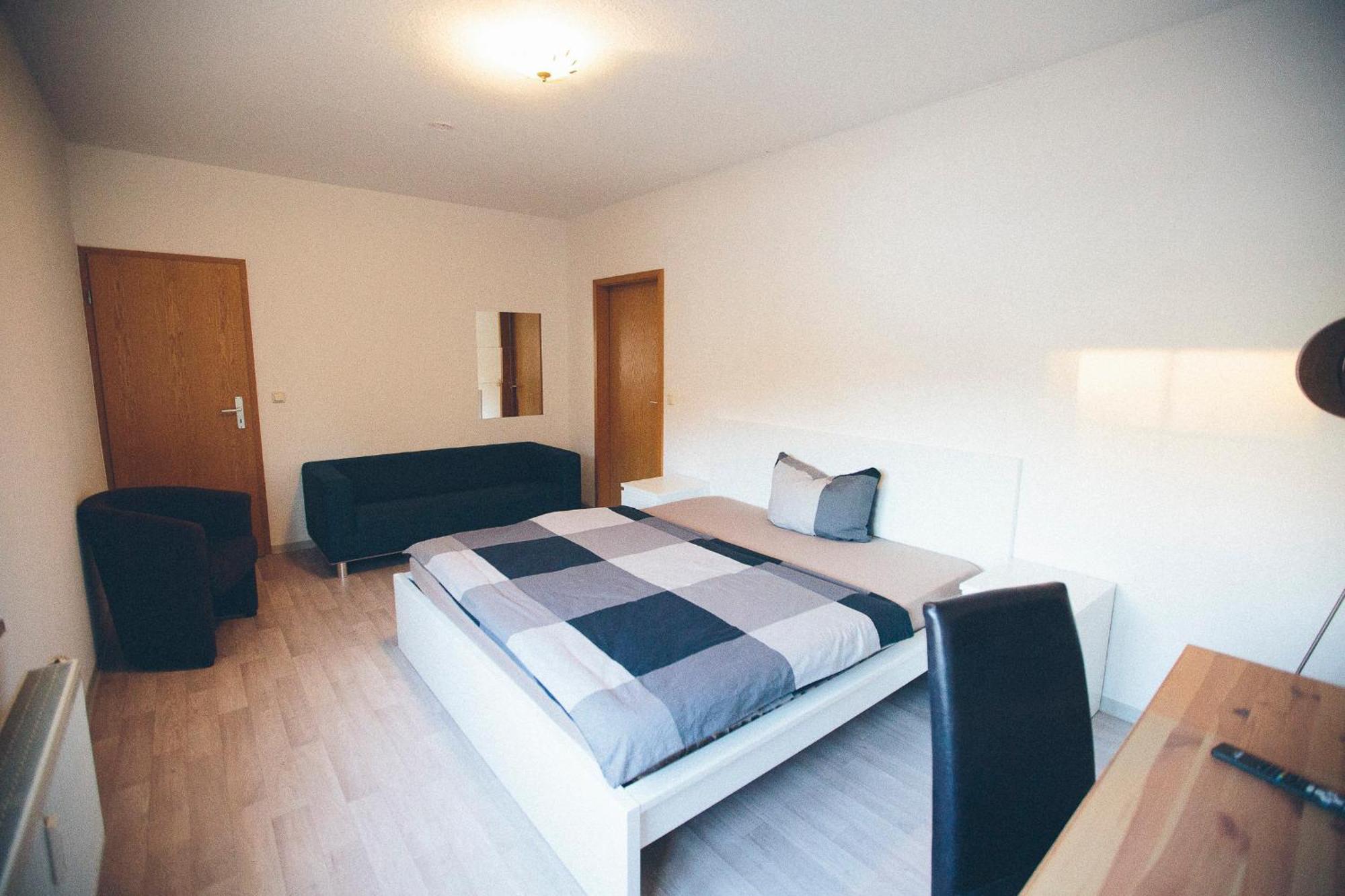 Grosse & Voll Ausgestattete Apartments, Studios, Doppelzimmer, Workspace, Parkplatz, Netflix, Prime & Schnelles Wifi In Ruhiger Lage Mit Garten Рудольштадт Екстер'єр фото